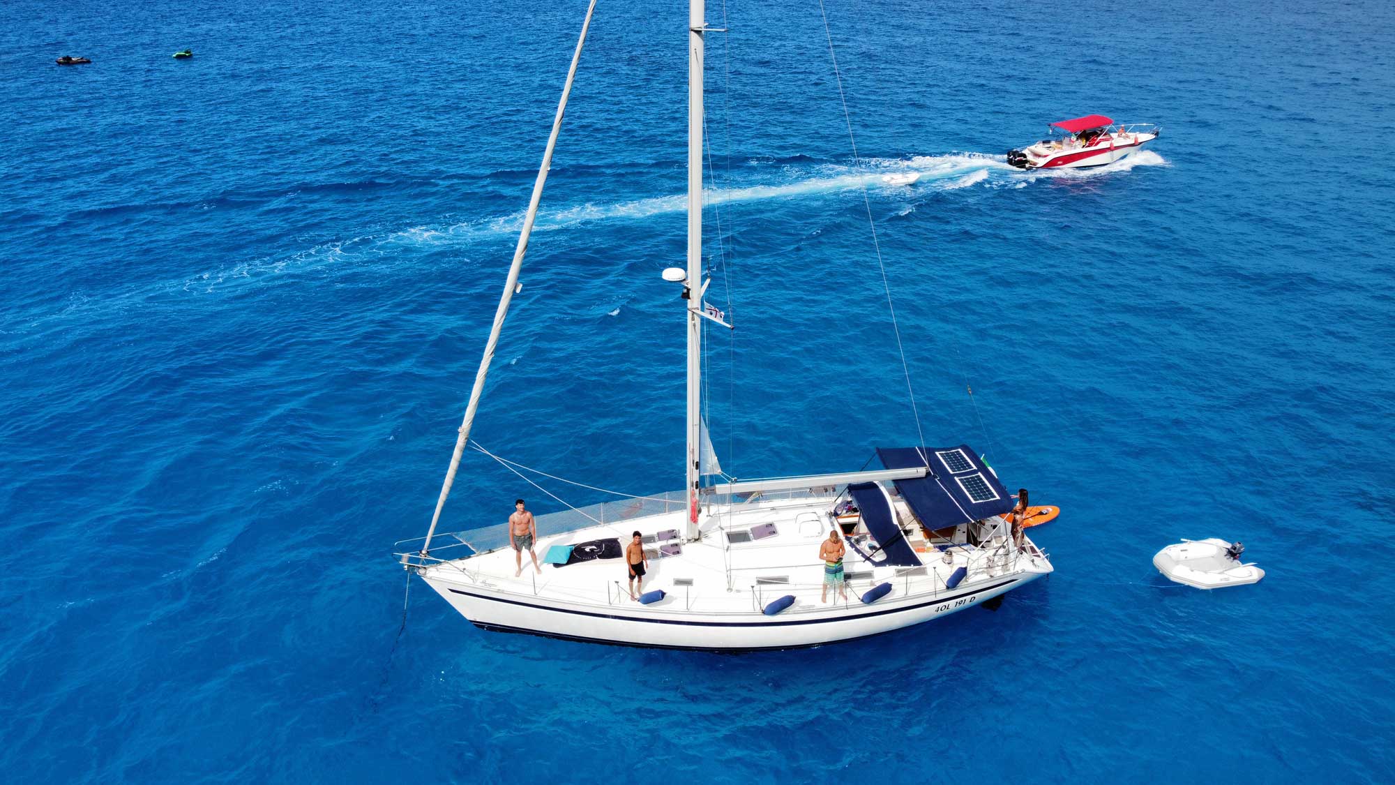 Barca a vela in navigazione nel mare della Sardegna al tramonto